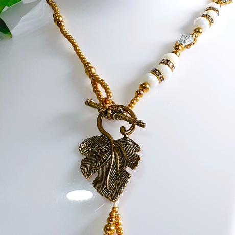 Kette mit Weinlaub-Anhänger Gold-Weiß Perlenkette Mittellang Dame
