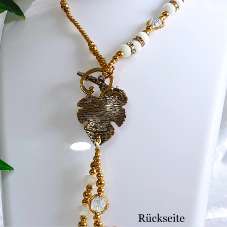Kette mit Weinlaub-Anhänger Gold-Weiß Perlenkette Mittellang Dame