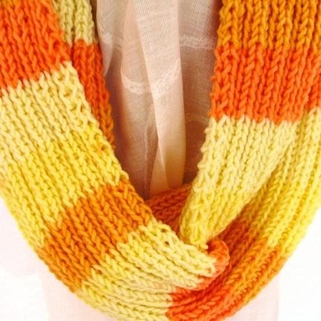 Kinderschlauchschal Orange-Gelb handgestrickt von Hobbyhaus