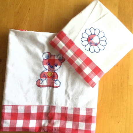 Vintage 70er Kinderbettwäsche Rot-Weiß-Caro mit Applikationen 