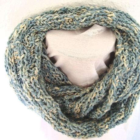 Kinderschlauchschal in eisblau-beige-color handgestrickt