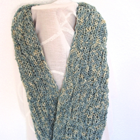 Kinderschlauchschal in eisblau-beige-color handgestrickt
