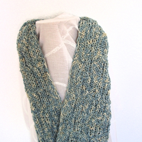 Kinderschlauchschal in eisblau-beige-color handgestrickt
