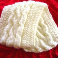 Kinderschal weiß Zopfmuster handgestrickt von Hobbyhaus