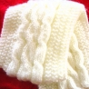 Kinderschal weiß Zopfmuster handgestrickt von Hobbyhaus