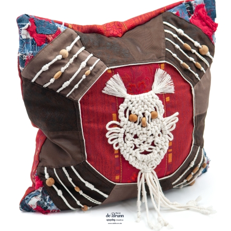 Künstlerischer UPCYCLING Kissenbezug 40x40 mit Makramee-Eule