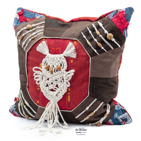 Künstlerischer UPCYCLING Kissenbezug 40x40 mit Makramee-Eule