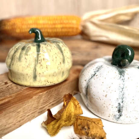 Handgemachte Keramik - getöpferter weißer Kürbis Herbstdeko
