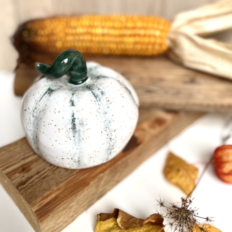 Handgemachte Keramik - getöpferter weißer Kürbis Herbstdeko