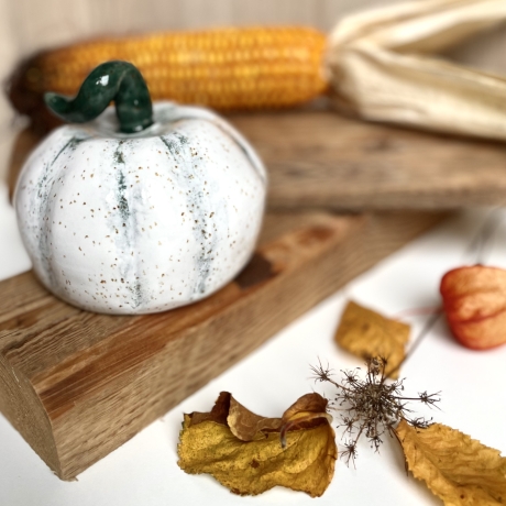 Handgemachte Keramik - getöpferter weißer Kürbis Herbstdeko