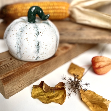 Handgemachte Keramik - getöpferter weißer Kürbis Herbstdeko