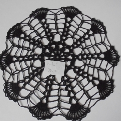 Schönes Häkeldeckchen aus schwarzem Baumwollgarn  ca 28-29 cm
