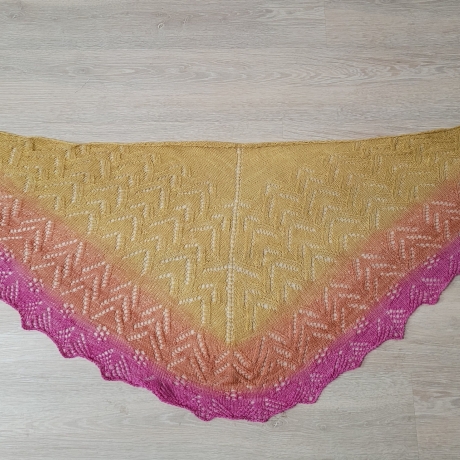 Filigranes Dreieckstuch Summerbreeze, Handgestrickt