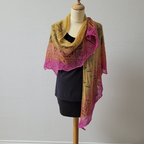 Filigranes Dreieckstuch Summerbreeze, Handgestrickt
