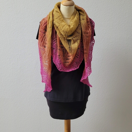 Filigranes Dreieckstuch Summerbreeze, Handgestrickt