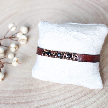 Lederarmband, Draht umwickelt mit Obsidian und Spinell Perlen