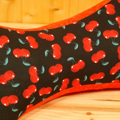 Leseknochen, Nackenkissen, mit Kirschen-Motiv
