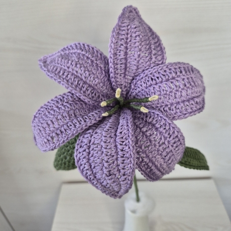 Lilie - lila (Häkelblume)