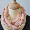 Zarter beiger Loop Schal mit Ajourmuster Handgestrickt