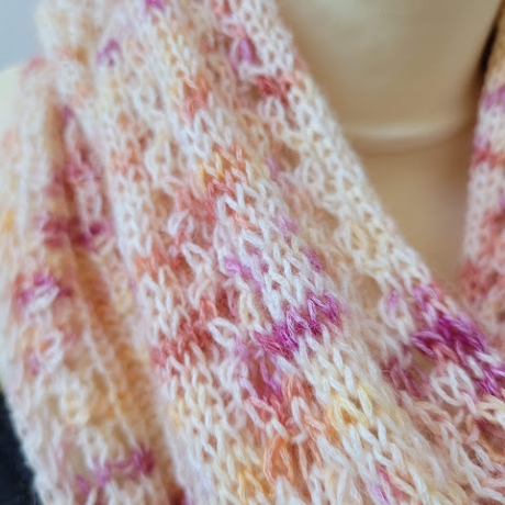 Zarter beiger Loop Schal mit Ajourmuster Handgestrickt