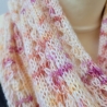 Zarter beiger Loop Schal mit Ajourmuster Handgestrickt