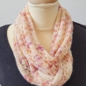 Zarter beiger Loop Schal mit Ajourmuster Handgestrickt
