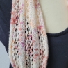 Zarter beiger Loop Schal mit Ajourmuster Handgestrickt