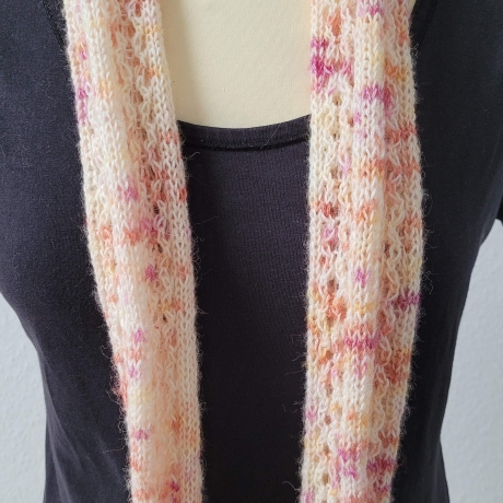 Zarter beiger Loop Schal mit Ajourmuster Handgestrickt