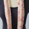 Zarter beiger Loop Schal mit Ajourmuster Handgestrickt