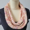 Zarter beiger Loop Schal mit Ajourmuster Handgestrickt