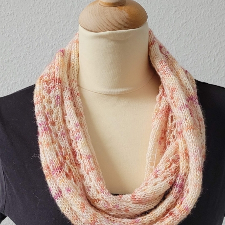 Zarter beiger Loop Schal mit Ajourmuster Handgestrickt