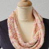 Zarter beiger Loop Schal mit Ajourmuster Handgestrickt