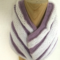 Loopschal in flieder-weiß handgestrickt von Hobbyhaus