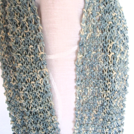 Schlauchschal Schal in eisblau-beige-Color handgestrickt 