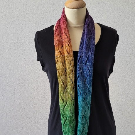 Loop Schal Regenbogen, Handgestrickt 