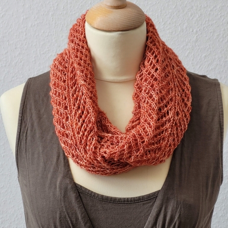 Loop Schal mit Ajourmuster, hand-dyed, Handgestrickt