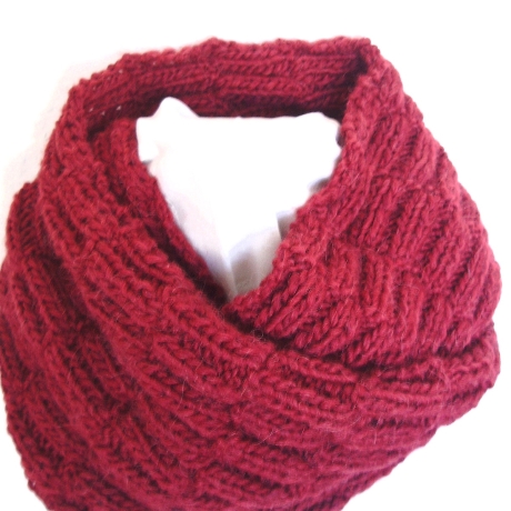 Schlauchschal weinrot im Strukturmuster handgestrickt