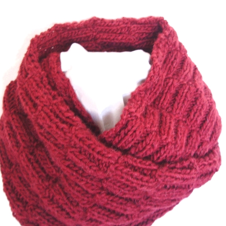 Schlauchschal weinrot im Strukturmuster handgestrickt