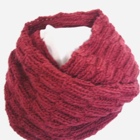 Schlauchschal weinrot im Strukturmuster handgestrickt