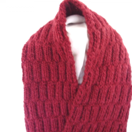 Schlauchschal weinrot im Strukturmuster handgestrickt