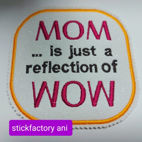 MOM is WOW  ith mug rug und Schlüsselanhänger Stickdatei