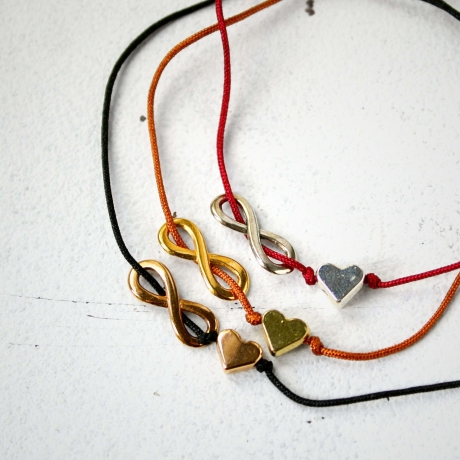 Armband mit Herz & Unendlichkeitszeichen – Makramee