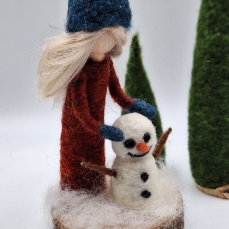 Mädchen mit Schneemann