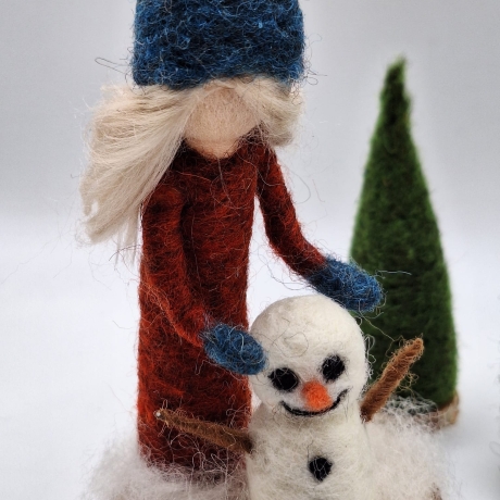 Mädchen mit Schneemann