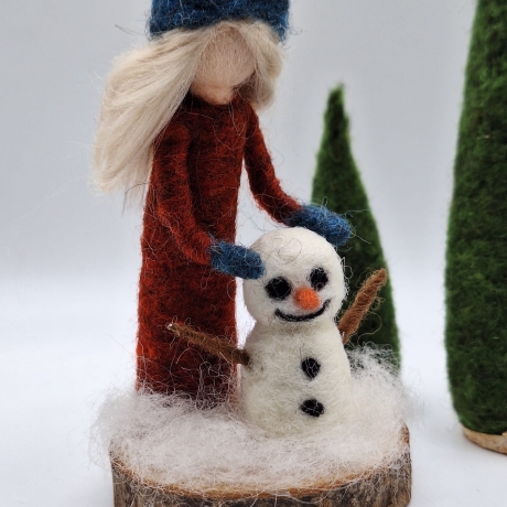 Mädchen mit Schneemann