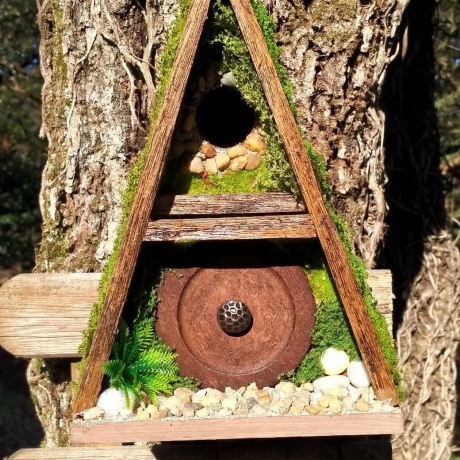 A-Frame Hobbit Nistkasten braune Tür - Mooshaus 32mm Unikat