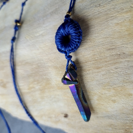 Modell 243 Makramee Kette, Anhänger Aura Titan Quarz