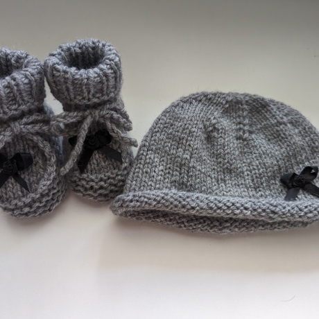 Babyset Erstlingsset Mütze und Schuhe Gr. 56 grau