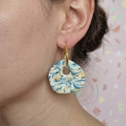 Maritime Creolen mit organischem Anhänger – Türkis-weiß-apricot