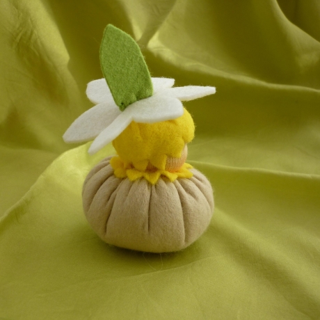 Narzissenkeimling im Tontöpfchen